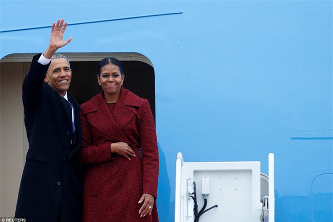 Tổng thống Barack Obama vẫy tay chào tạm biệt lên máy bay, người dân đứng khóc trong tiếc nuối - Ảnh 4.