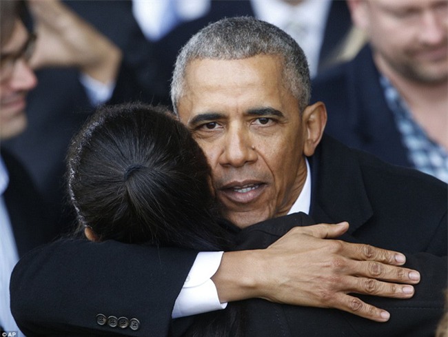 Tổng thống Barack Obama vẫy tay chào tạm biệt lên máy bay, người dân đứng khóc trong tiếc nuối - Ảnh 5.
