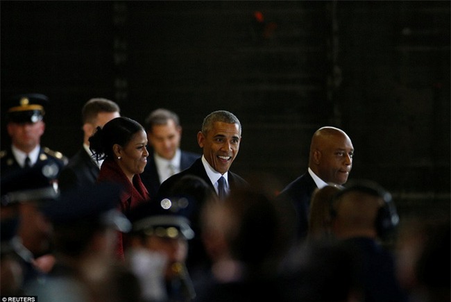 Tổng thống Barack Obama vẫy tay chào tạm biệt lên máy bay, người dân đứng khóc trong tiếc nuối - Ảnh 8.