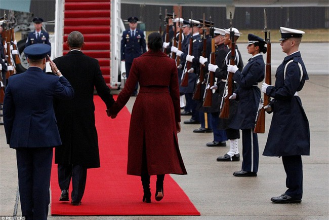 Tổng thống Barack Obama vẫy tay chào tạm biệt lên máy bay, người dân đứng khóc trong tiếc nuối - Ảnh 9.