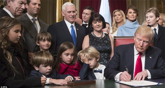 Khuôn mặt mệt mỏi mà vẫn đầy đáng yêu của các cháu nhà Tổng thống Trump: Chúng ta xong chưa ông ơi? - Ảnh 1.