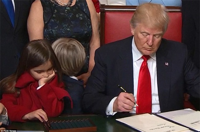 Khuôn mặt mệt mỏi mà vẫn đầy đáng yêu của các cháu nhà Tổng thống Trump: Chúng ta xong chưa ông ơi? - Ảnh 5.