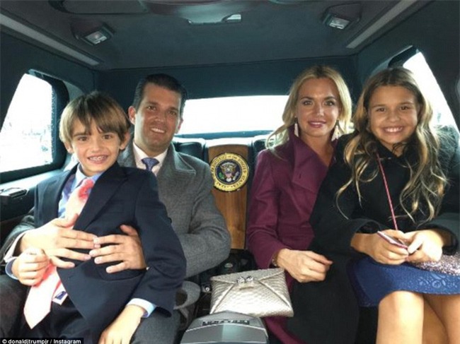 Khuôn mặt mệt mỏi mà vẫn đầy đáng yêu của các cháu nhà Tổng thống Trump: Chúng ta xong chưa ông ơi? - Ảnh 9.