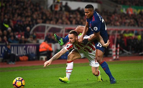 M.U đã gặp vô số khó khăn khi phải làm khách trước Stoke