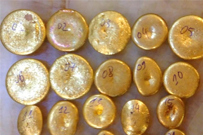 trom 7kg vang cua bo vo roi tron vao vien tam than hinh anh 1