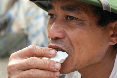 Cặp vợ chồng già lưu giữ tục ăn đất cổ xưa ở Vĩnh Phúc - 11