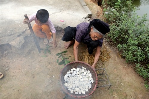 Cặp vợ chồng già lưu giữ tục ăn đất cổ xưa ở Vĩnh Phúc - 12