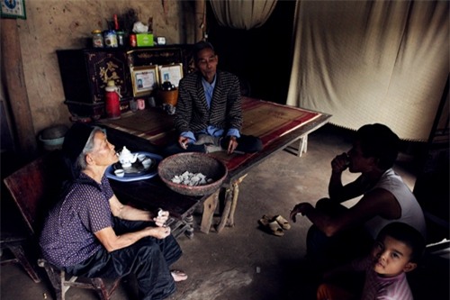 Cặp vợ chồng già lưu giữ tục ăn đất cổ xưa ở Vĩnh Phúc - 3