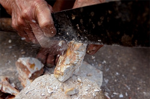 Cặp vợ chồng già lưu giữ tục ăn đất cổ xưa ở Vĩnh Phúc - 8