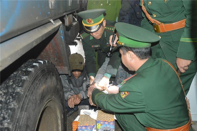 cho 3 ta phao ve que an tet, bi bat khi nhap canh hinh anh 1