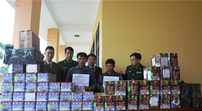 cho 3 ta phao ve que an tet, bi bat khi nhap canh hinh anh 2