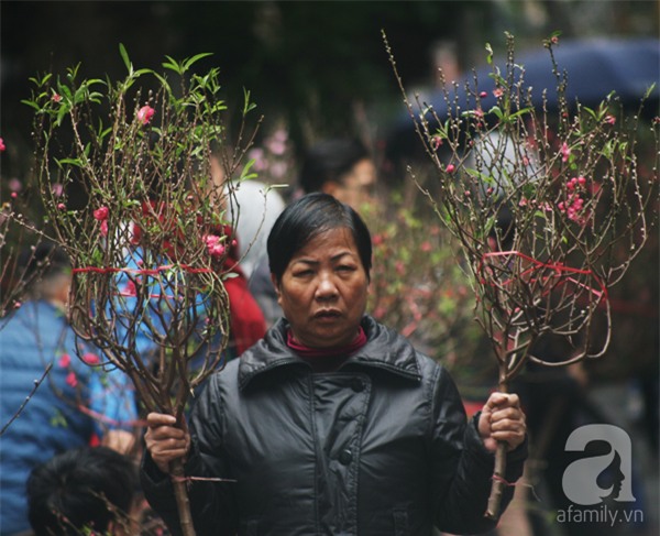 Người Hà Nội náo nức đi chợ hoa cổ nhất Hà Thành để mua sắm và chơi Tết - Ảnh 10.