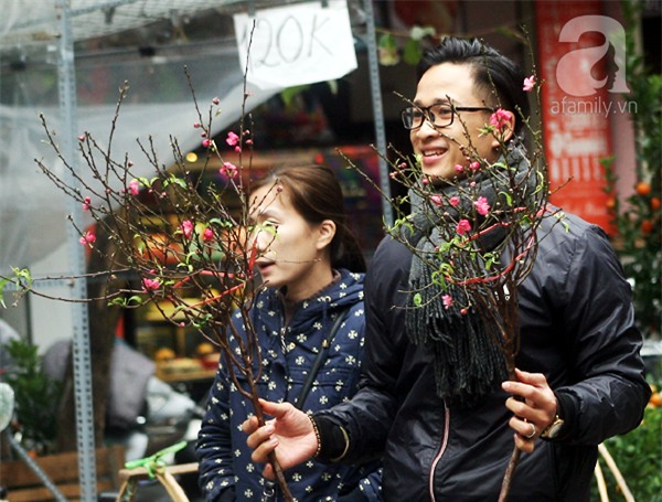 Người Hà Nội náo nức đi chợ hoa cổ nhất Hà Thành để mua sắm và chơi Tết - Ảnh 12.