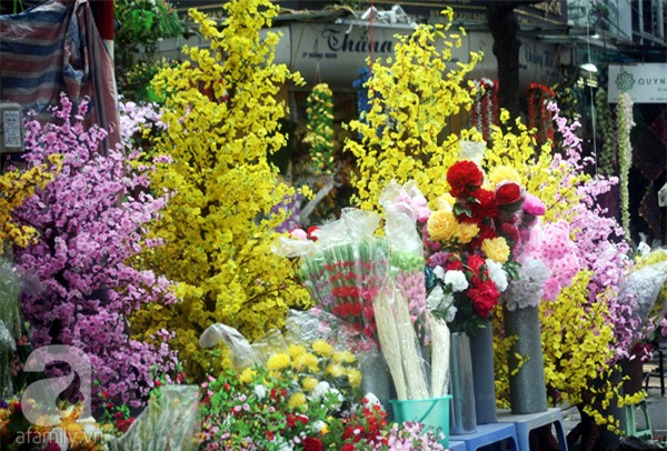 Người Hà Nội náo nức đi chợ hoa cổ nhất Hà Thành để mua sắm và chơi Tết - Ảnh 14.