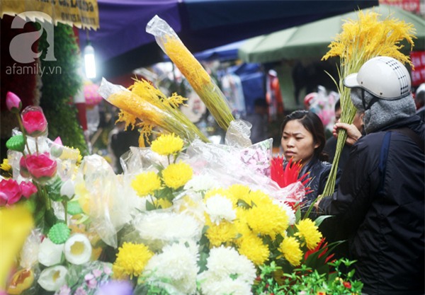 Người Hà Nội náo nức đi chợ hoa cổ nhất Hà Thành để mua sắm và chơi Tết - Ảnh 15.