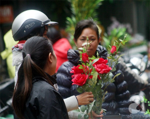 Người Hà Nội náo nức đi chợ hoa cổ nhất Hà Thành để mua sắm và chơi Tết - Ảnh 16.