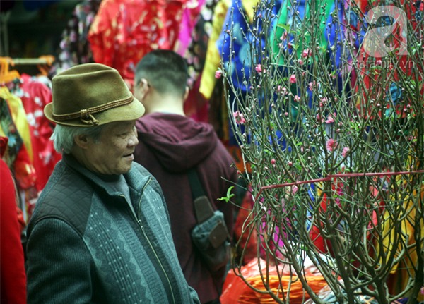 Người Hà Nội náo nức đi chợ hoa cổ nhất Hà Thành để mua sắm và chơi Tết - Ảnh 4.