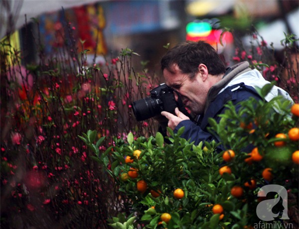 Người Hà Nội náo nức đi chợ hoa cổ nhất Hà Thành để mua sắm và chơi Tết - Ảnh 6.