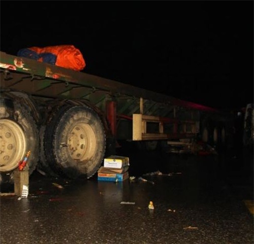 Hai vợ chồng chết thảm dưới bánh xe đầu kéo ngày giáp Tết - Ảnh 1