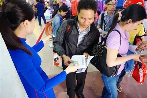 Vật vờ chờ lên tàu về quê ăn Tết