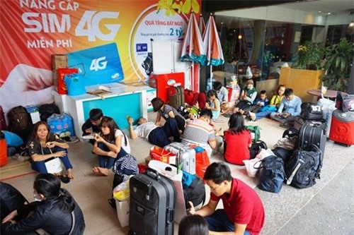 Vật vờ chờ lên tàu về quê ăn Tết