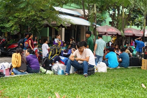 Vật vờ chờ lên tàu về quê ăn Tết