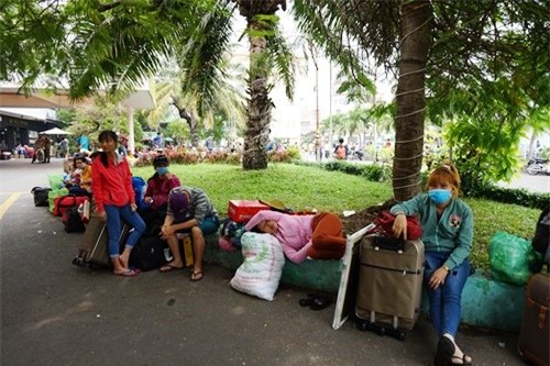 Vật vờ chờ lên tàu về quê ăn Tết