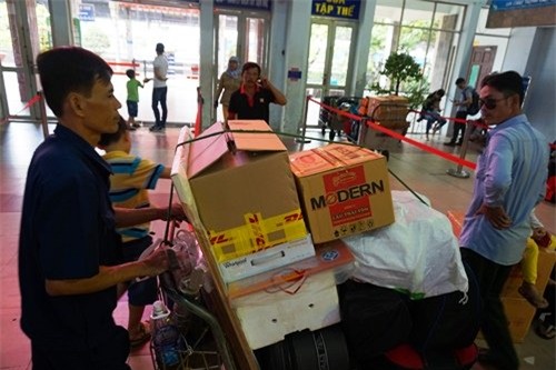 Vật vờ chờ lên tàu về quê ăn Tết