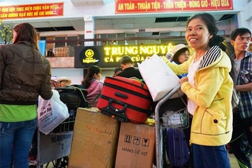 Vật vờ chờ lên tàu về quê ăn Tết