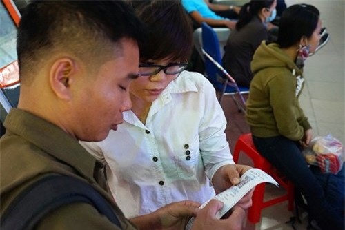 Vật vờ chờ lên tàu về quê ăn Tết