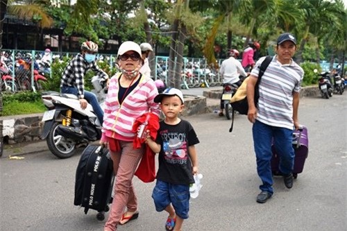 Vật vờ chờ lên tàu về quê ăn Tết