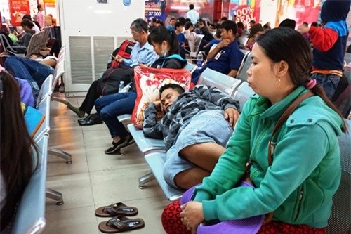 Vật vờ chờ lên tàu về quê ăn Tết