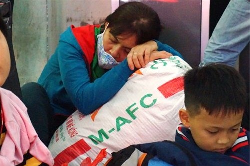 Vật vờ chờ lên tàu về quê ăn Tết