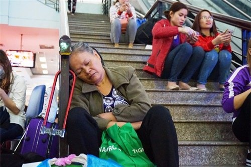 Vật vờ chờ lên tàu về quê ăn Tết