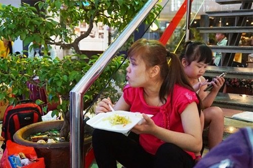 Vật vờ chờ lên tàu về quê ăn Tết