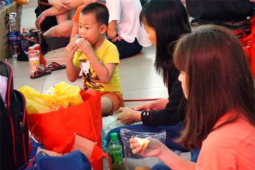 Vật vờ chờ lên tàu về quê ăn Tết