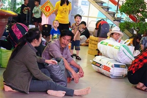 Vật vờ chờ lên tàu về quê ăn Tết