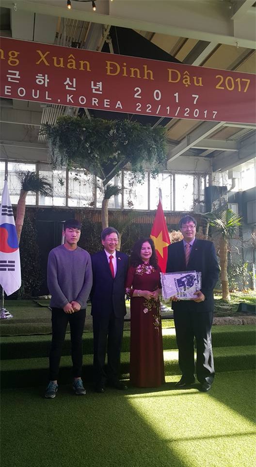 Xuân Trường bị các cô gái bao vây ở Hàn Quốc - Ảnh 2.