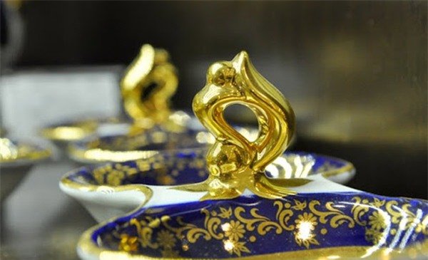 Tiệc Tết nhà đại gia Việt: Ăn bánh phủ vàng, uống rượu vảy vàng