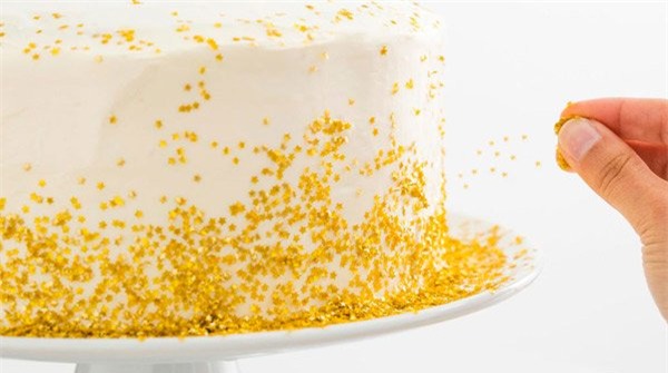 Tiệc Tết nhà đại gia Việt: Ăn bánh phủ vàng, uống rượu vảy vàng