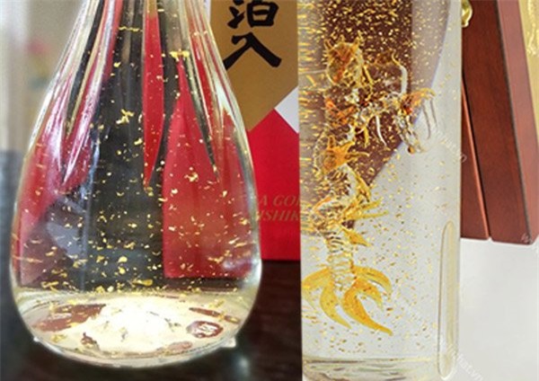 Tiệc Tết nhà đại gia Việt: Ăn bánh phủ vàng, uống rượu vảy vàng