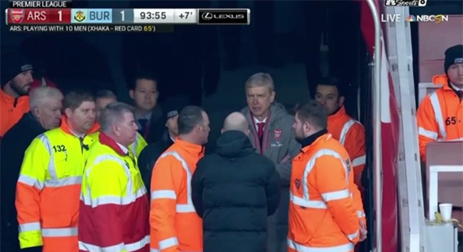 HLV Wenger day trong tai khi bi duoi khoi san hinh anh 3