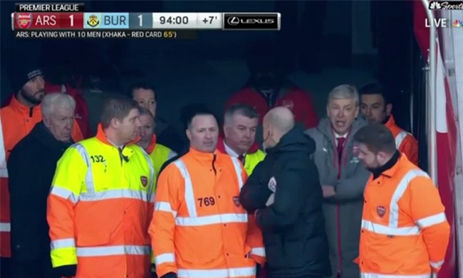 HLV Wenger day trong tai khi bi duoi khoi san hinh anh 4