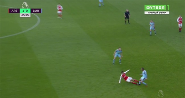 HLV Wenger day trong tai khi bi duoi khoi san hinh anh 5