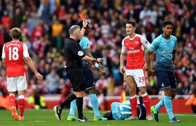 HLV Wenger day trong tai khi bi duoi khoi san hinh anh 6