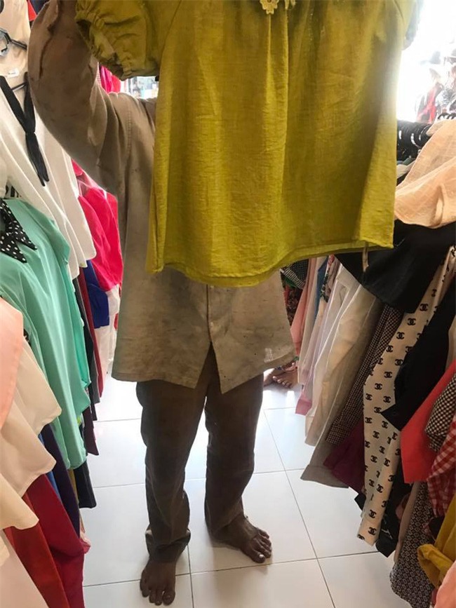 Ngần ngại vì sợ người ta chê mình rách rưới, ông bố nghèo vẫn muốn mua cho vợ con bộ quần áo mới đón Tết - Ảnh 3.