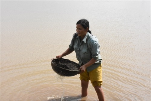 noi niem nguoi me khi tet ve chua mua du quan ao moi cho 14 con - 1