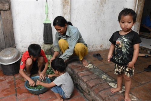 noi niem nguoi me khi tet ve chua mua du quan ao moi cho 14 con - 3