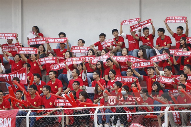 Thua trận, fan TP.HCM vẫn ấm lòng vì nụ cười của Công Vinh-1