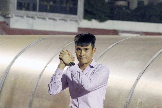 Thua trận, fan TP.HCM vẫn ấm lòng vì nụ cười của Công Vinh-2